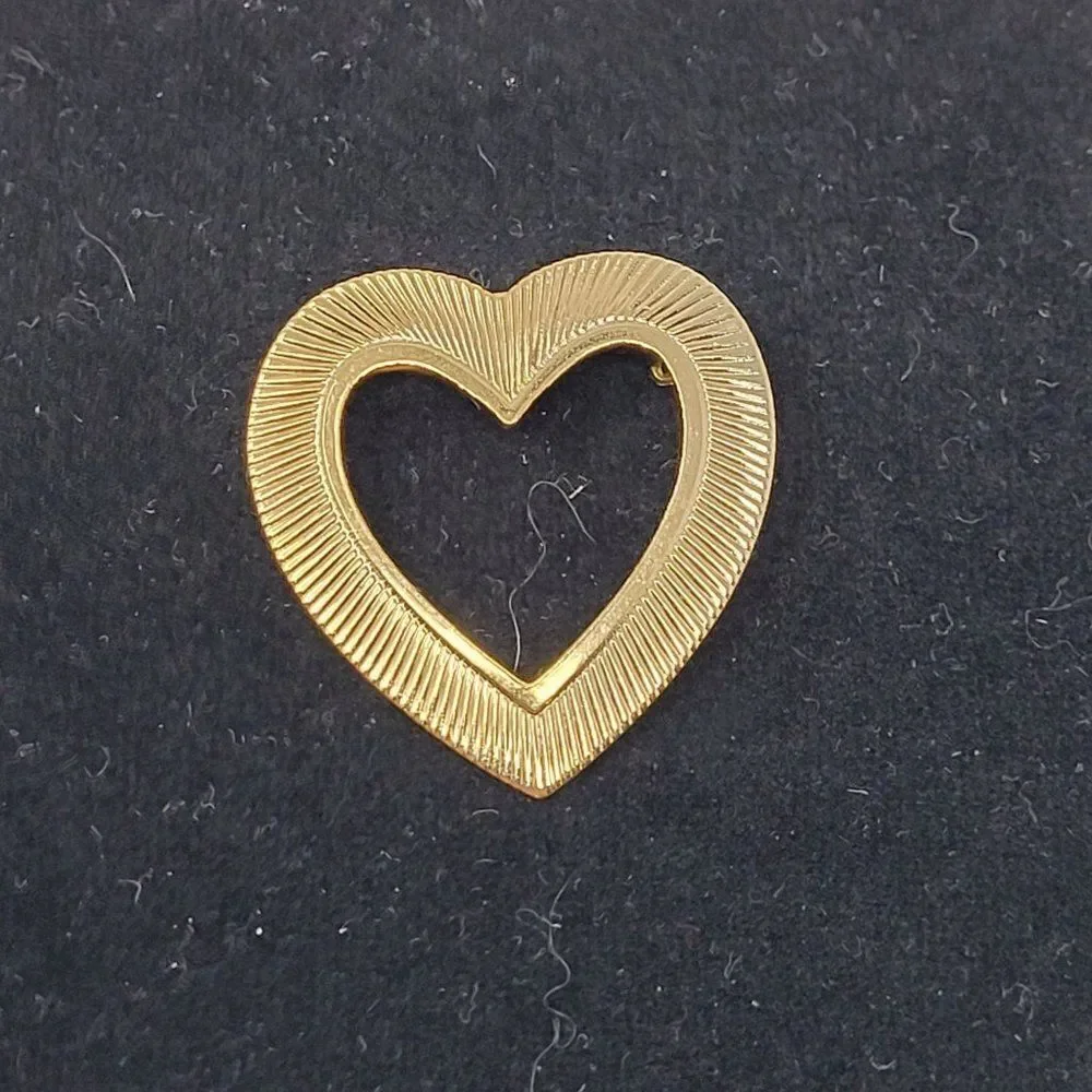 Vintage VALENTINES DAY Gold Tone Etched Heart Brooch Pin Pendant Gift Collectibl